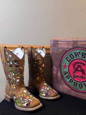 Laredo Women’s color with tan suede overlay Western Boots 7M
Brand New in Box